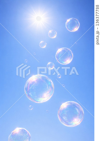 澄んだ青空に浮かぶシャボン玉 136377788