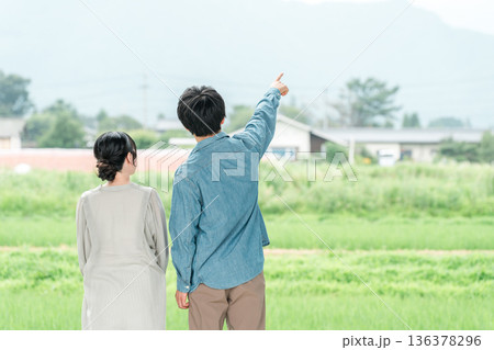 田舎の風景を眺める若い夫婦,カップル（移住,土地探し） 136378296