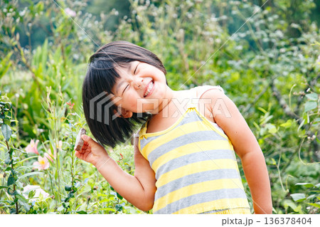 然の中で遊ぶ女の子おかっぱの元気な子 136378404