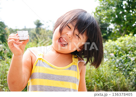 然の中で遊ぶ女の子おかっぱの元気な子 然の中で遊ぶ女の子おかっぱの元気な子 136378405