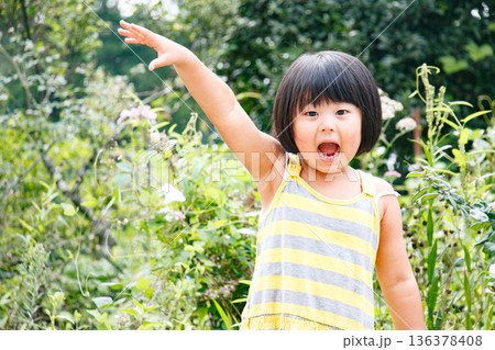 然の中で遊ぶ女の子おかっぱの元気な子 然の中で遊ぶ女の子おかっぱの元気な子 136378408