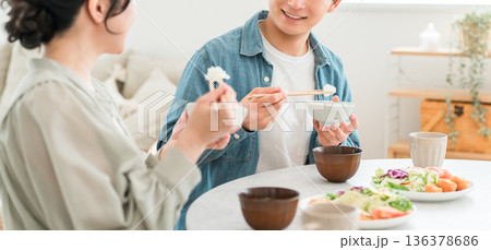 マイホームのダイニングテーブルで食事をする若いアジア人夫婦,カップル マイホームのダイニングテーブルで食事をする若いアジア人夫婦,カップル 136378686