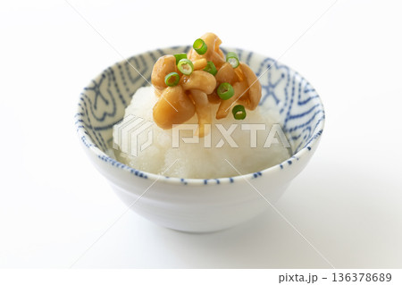 小鉢に入れたなめこおろし　白背景 136378689