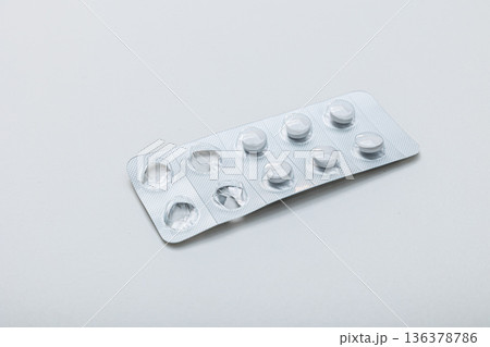 白い錠剤　薬にイメージ画像 136378786