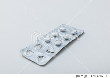 白い錠剤 薬のイメージ画像 白い錠剤 薬のイメージ画像 136378793