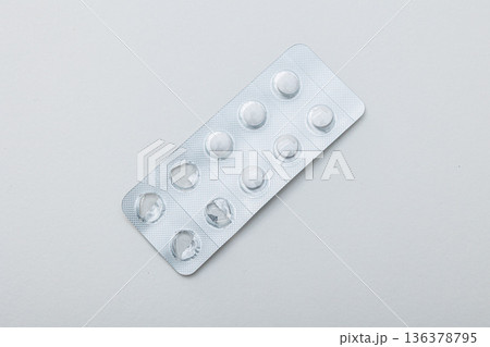 白い錠剤 薬のイメージ画像 白い錠剤 薬のイメージ画像 136378795