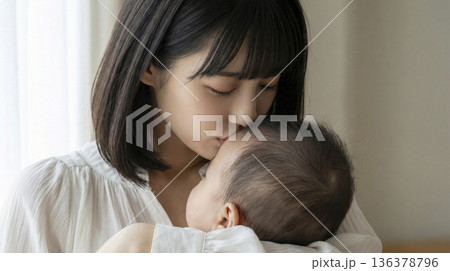 抱っこした赤ちゃんのおでこに優しくキスをしている日本人の母親 136378796