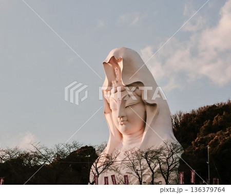 夕陽を浴びた美しい観音様 夕陽を浴びた美しい観音様 136379764