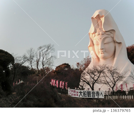 オレンジ色の夕陽を浴びたロマンティックな観音様 136379765