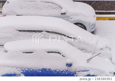 車に雪が積もる様子 136380361