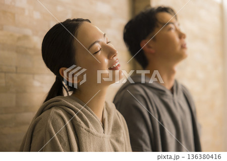 カップル　サウナイメージ 136380416