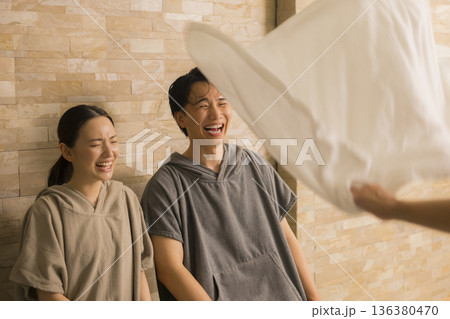 カップル　サウナイメージ　 136380470