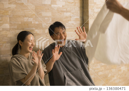 カップル　サウナイメージ　 136380471