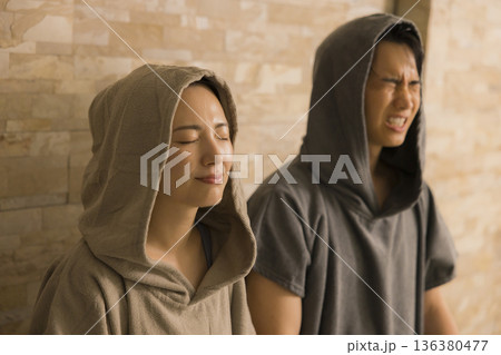 カップル　サウナイメージ　　 136380477