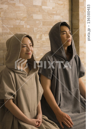 カップル　サウナイメージ　　 136380483