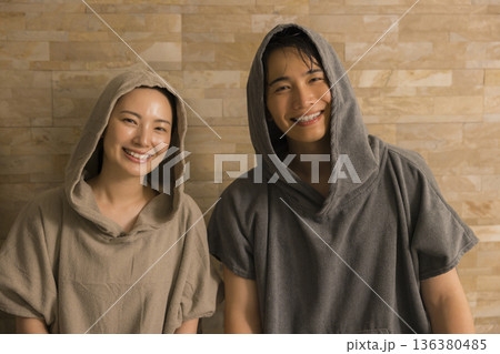 カップル　サウナイメージ　　 136380485