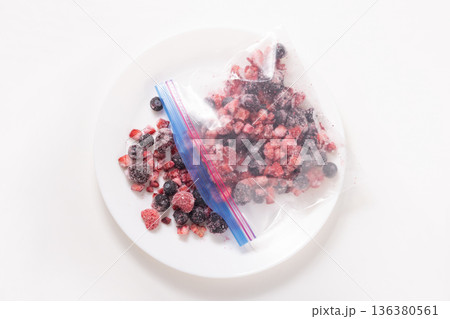 冷凍 4種のベリーミックス(ブルーベリー ストロベリー ブラックベリー ラズベリー) 冷凍 4種のベリーミックス(ブルーベリー ストロベリー ブラックベリー ラズベリー) 136380561
