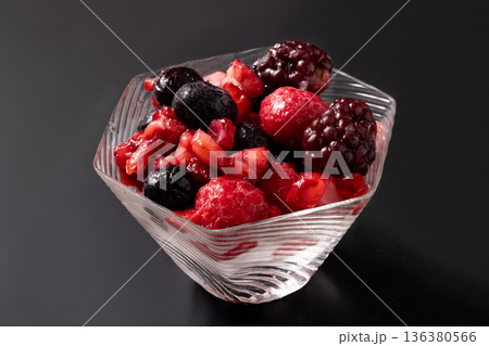 4種のベリーミックス（ブルーベリー　ストロベリー　ブラックベリー　ラズベリー） 136380566
