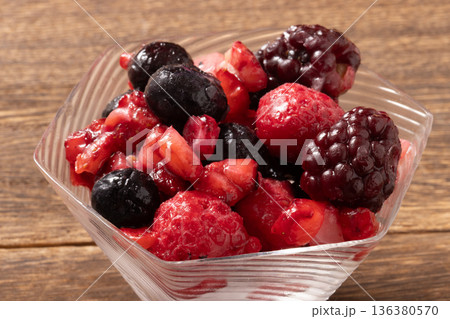 4種のベリーミックス（ブルーベリー　ストロベリー　ブラックベリー　ラズベリー） 136380570
