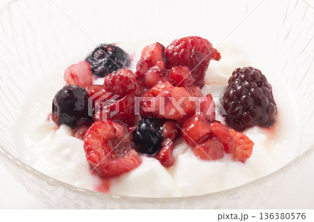 ヨーグルト　ベリー乗せ 136380576