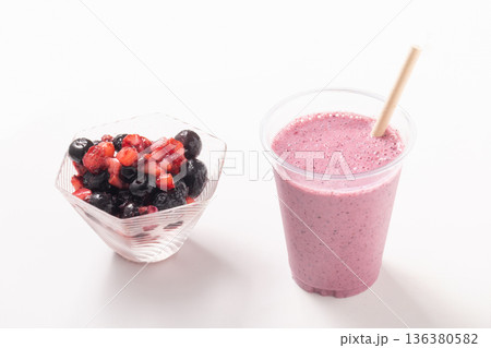 ベリー ヨーグルト スムージー ベリー ヨーグルト スムージー 136380582