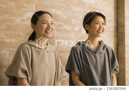 女性　サウナイメージ　　　　 136380594