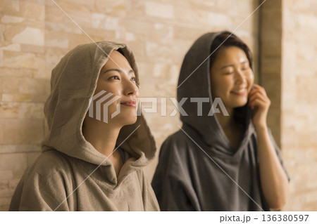 女性　サウナイメージ　　　　 136380597