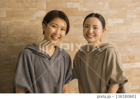 女性　サウナイメージ　　　　 136380601