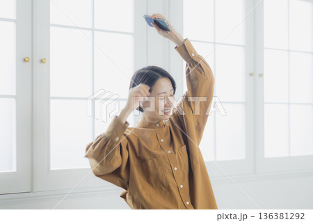 リビングで音楽を聴く女性 リビングで音楽を聴く女性 136381292