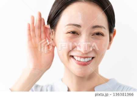 補聴器をつけている女性　ライフスタイルイメージ 136381366