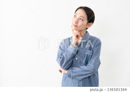 パジャマを着ている女性　ライフスタイルイメージ 136381384