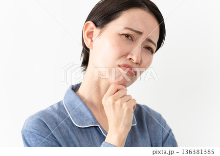 パジャマを着ている女性　ライフスタイルイメージ 136381385