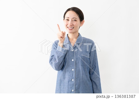 パジャマを着ている女性　ライフスタイルイメージ 136381387