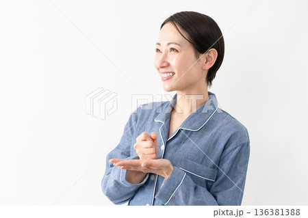 パジャマを着ている女性　ライフスタイルイメージ 136381388