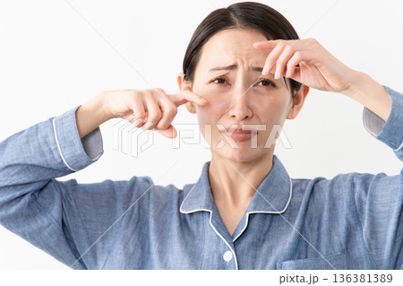 パジャマを着ている女性　ライフスタイルイメージ 136381389