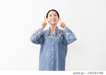 パジャマを着ている女性 ライフスタイルイメージ パジャマを着ている女性 ライフスタイルイメージ 136381396