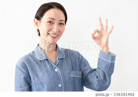 パジャマを着ている女性　ライフスタイルイメージ 136381402
