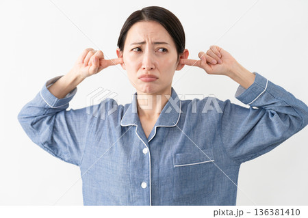 パジャマを着ている女性　ライフスタイルイメージ 136381410