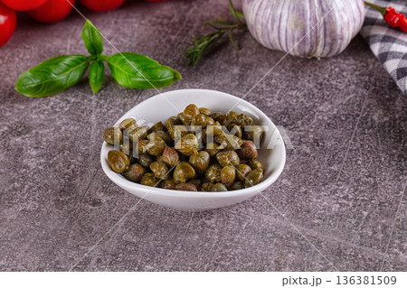 Canned marinated capers buds heap 136381509