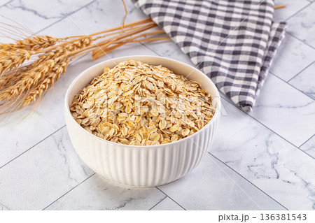 Dry oat flakes for porrige 136381543