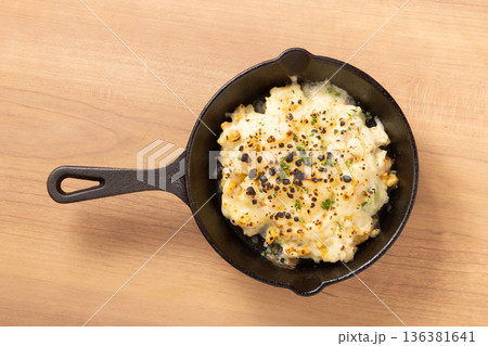 コーン ポテトサラダ チーズ焼き コーン ポテトサラダ チーズ焼き 136381641