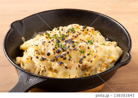 コーン　ポテトサラダ　チーズ焼き　 136381643