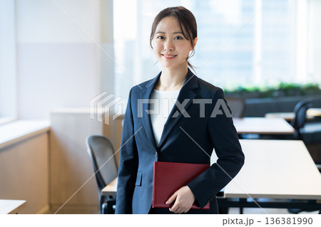 オフィスで働くビジネスウーマン 136381990