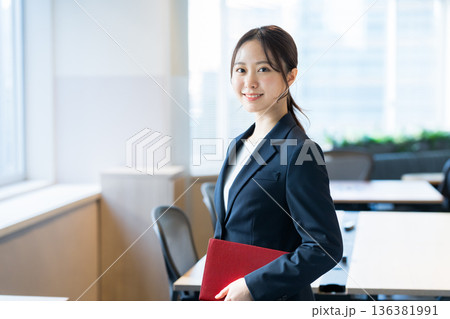 オフィスで働くビジネスウーマン 136381991
