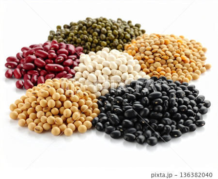 いろいろな種類のカラフルな豆 136382040