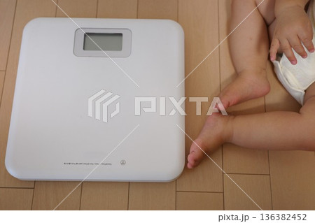 体重計と赤ちゃんのムチムチした手足 体重計と赤ちゃんのムチムチした手足 136382452
