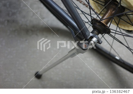 クロスバイクのサイドスタンドやギア周り クロスバイクのサイドスタンドやギア周り 136382467
