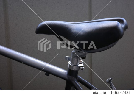 クロスバイクの黒いサドルとシートポスト クロスバイクの黒いサドルとシートポスト 136382481