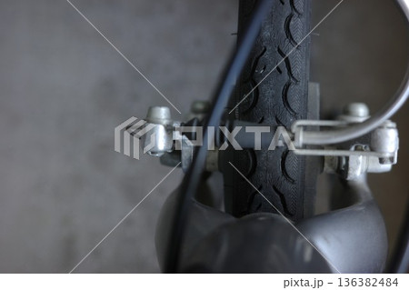 自転車のVブレーキとタイヤの接写 136382484