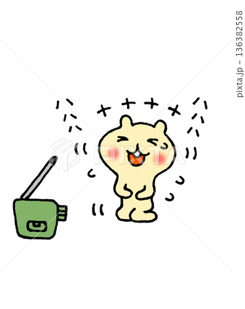 ラジオを聴いて大笑いするかわいいリスのイラスト 136382558